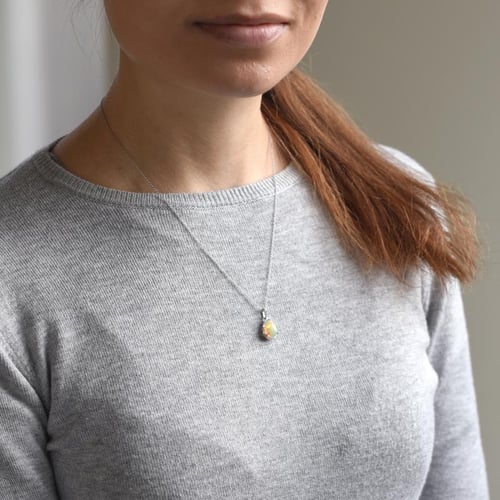Prívesok s bielym opálom a diamantmi Melia