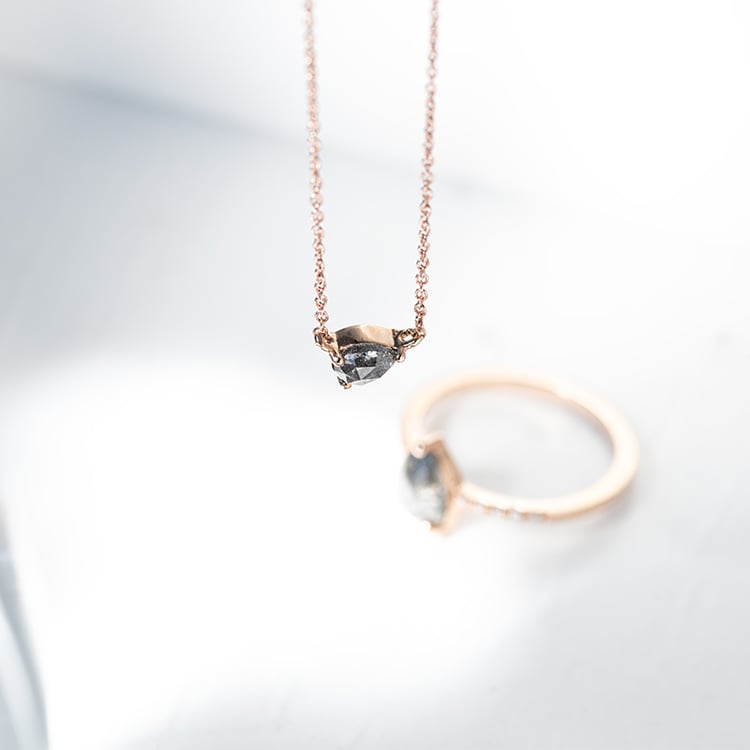 Náhrdelník s pear salt and pepper diamantom Jazmyn 128622