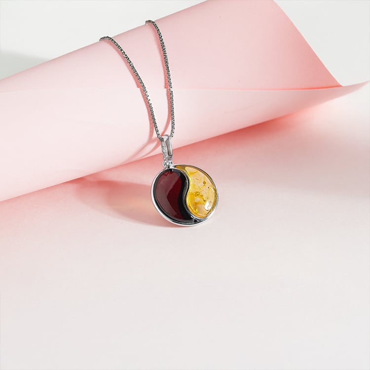 Strieborný jantárový prívesok so symbolom Jin Jang 150773