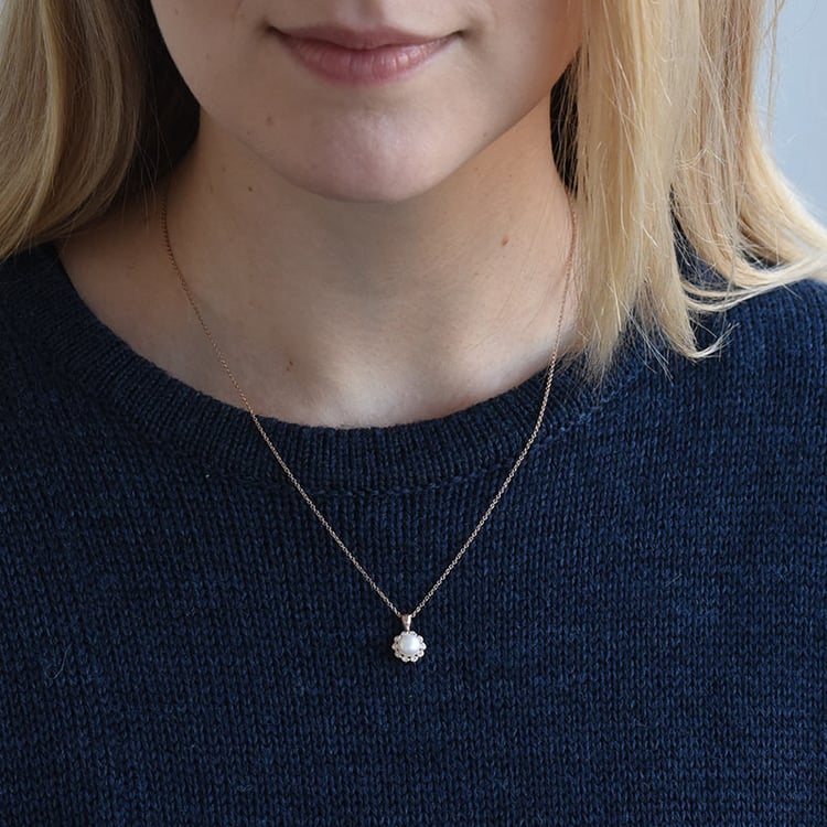 Strieborný halo náhrdelník s perlou a diamantmi 74394