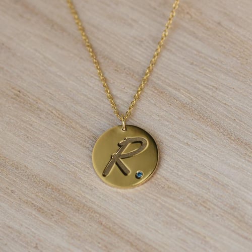 Zlatý prívesok s modrým diamantom a gravírom písmena Rei