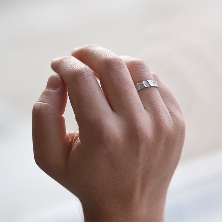 Snubný pánsky prsteň s reliéfom 58736