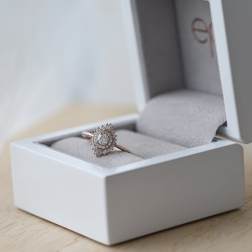 Zlatý prsteň s moissanitom a lab-grown diamantmi Nogian