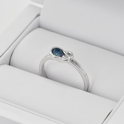 Romantický zásnubný prsteň s modrým diamantom Bryn