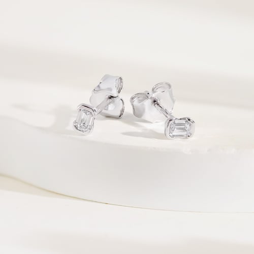 Minimalistické zlaté napichovacie náušnice s emerald diamantom Agata