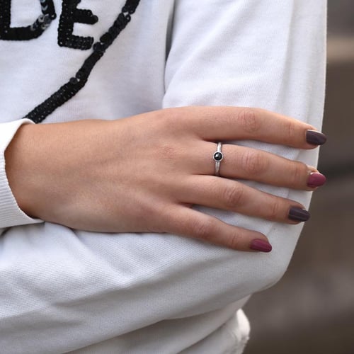 Tepaný zlatý prsteň s čiernym diamantom v rutovom bruse Fritzi