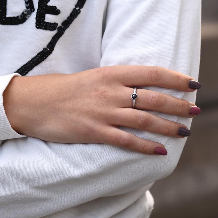 Tepaný zlatý prsteň s čiernym diamantom v rutovom bruse 51761