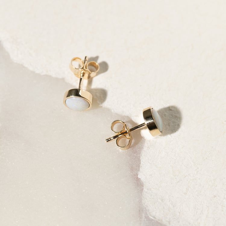 Zlaté minimalistické náušnice s bielymi opálmi Aster 137128