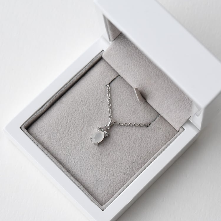 Strieborný prívesok s mesačným kameňom 73008