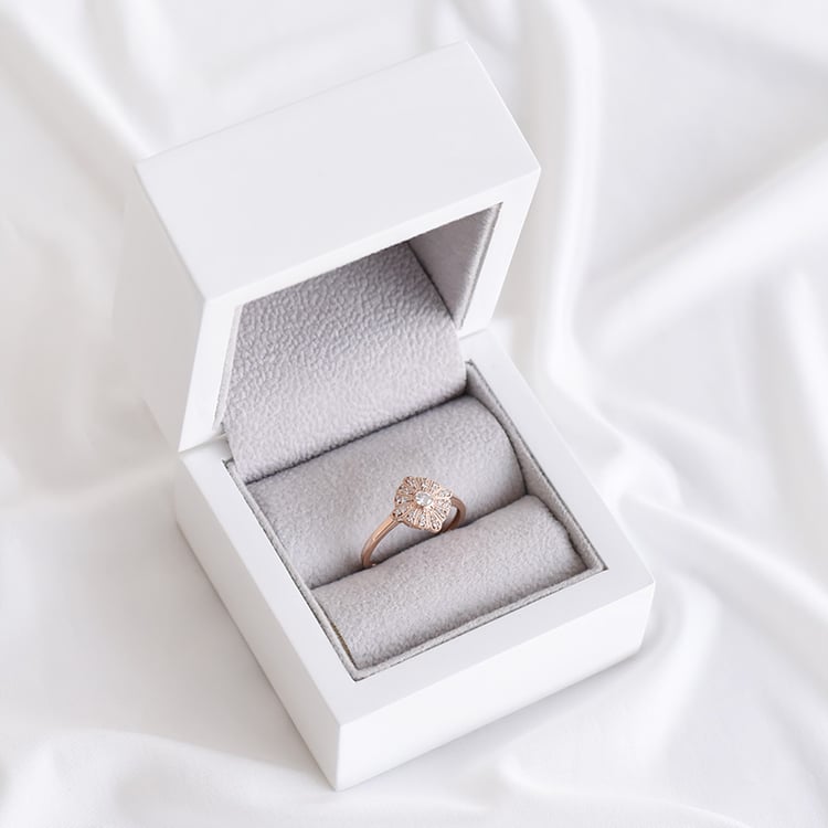 Prsteň s diamantovým květom zo zlata 93009