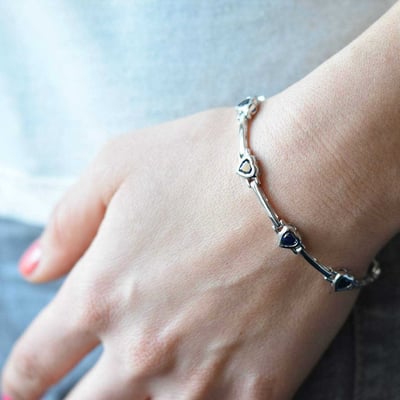 Strieborný náramok so srdiečkovými zafírmi 