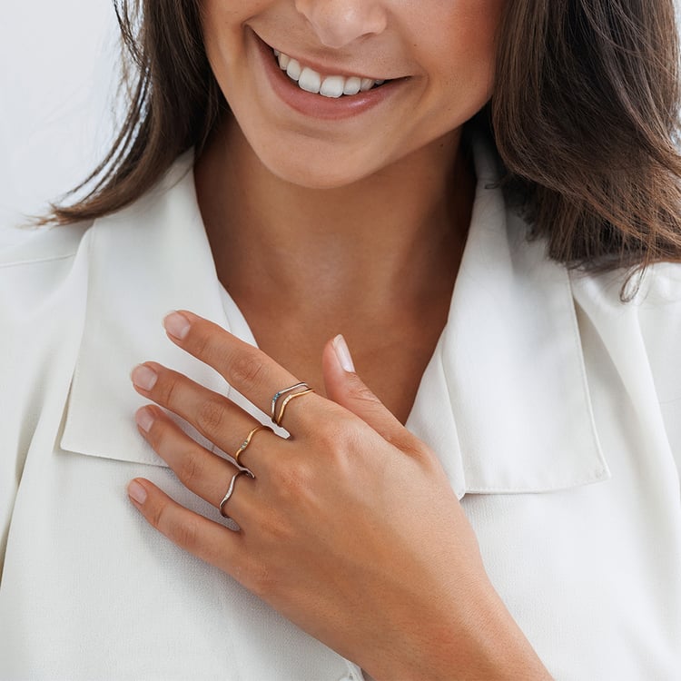 Strieborný vykrojený prsteň s tromi diamantmi Cason 157750