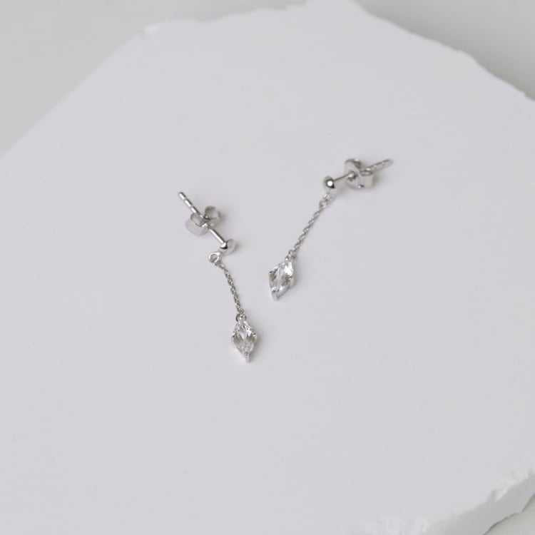 Zlaté visiace náušnice s bielym topásom Maritza 164053