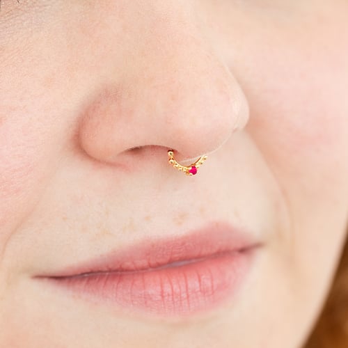 Zlatý septum piercing s rubínom Safi