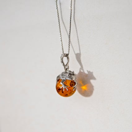 Strieborný jantárový prívesok so žabou Frosch