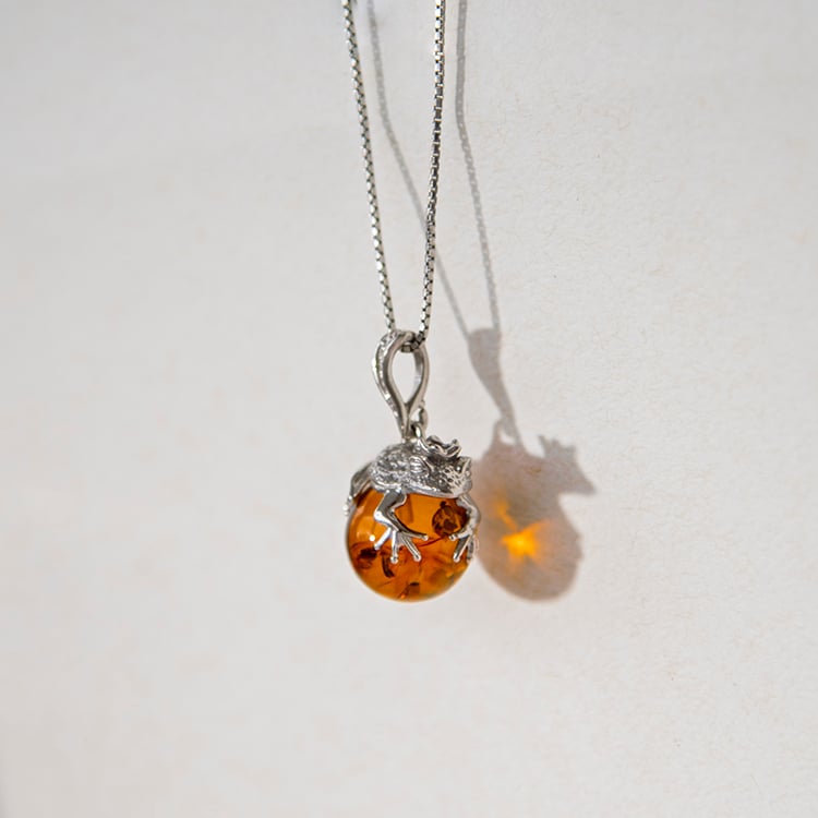 Strieborný jantárový prívesok so žabou Frosch 107874