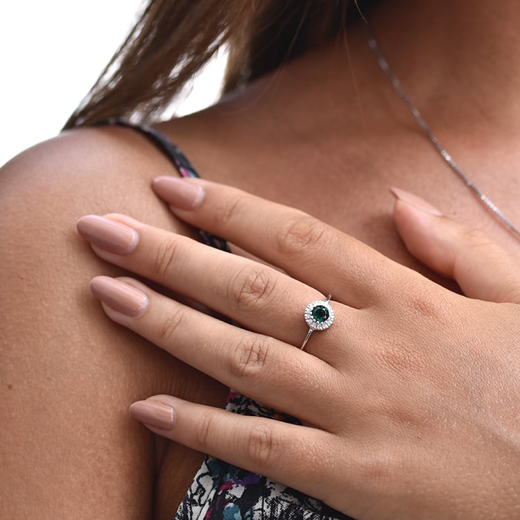 Halo prsteň so smaragdom obklopeným diamanty 63680