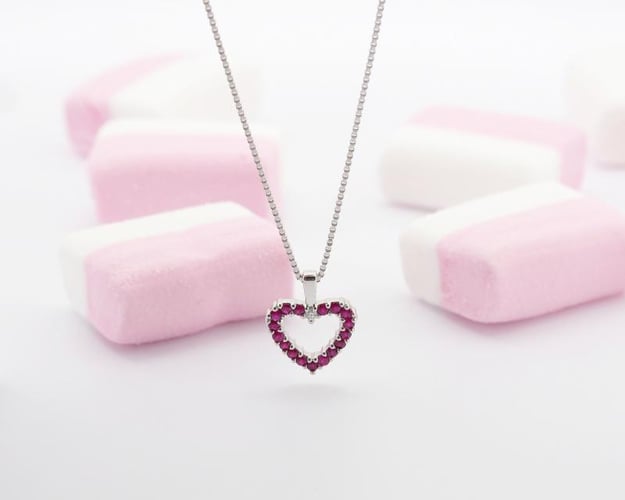 Zlaté srdiečko s rubínmi a diamantom Cleoney