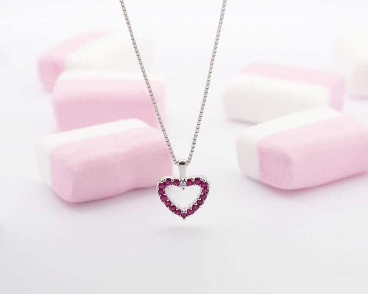 Zlaté srdiečko s rubínmi a diamantom Cleoney 8315