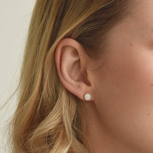 Zlaté minimalistické náušnice s bielymi opálmi Aster