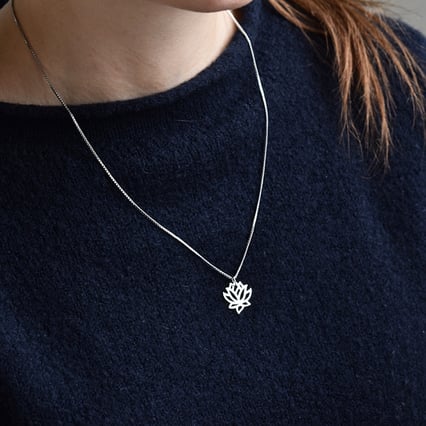 Strieborný prívesok s kvetom lotosu Finley