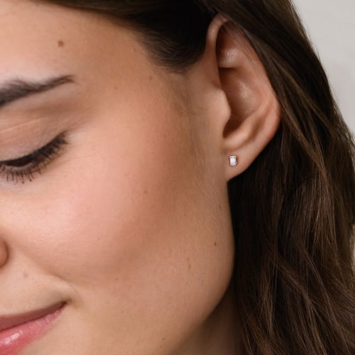 Minimalistické strieborné napichovacie náušnice s emerald diamantom Agata