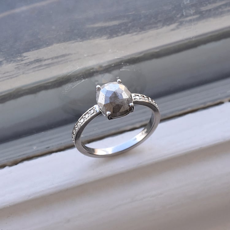 Zlatý prsteň s jedinečným salt and pepper diamantom a postrannými diamantmi 79908