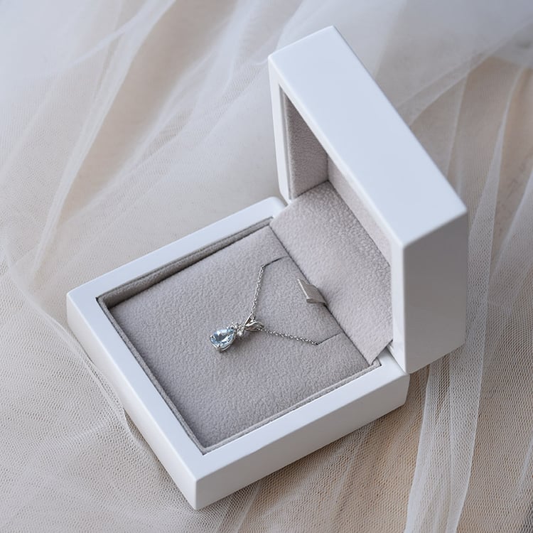 Zlatý náhrdelník s akvamarínom 65388