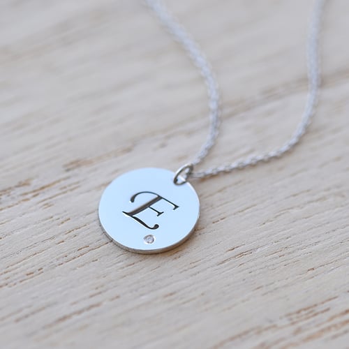 Platinový prívesok s diamantom a s gravírom písmena Rei