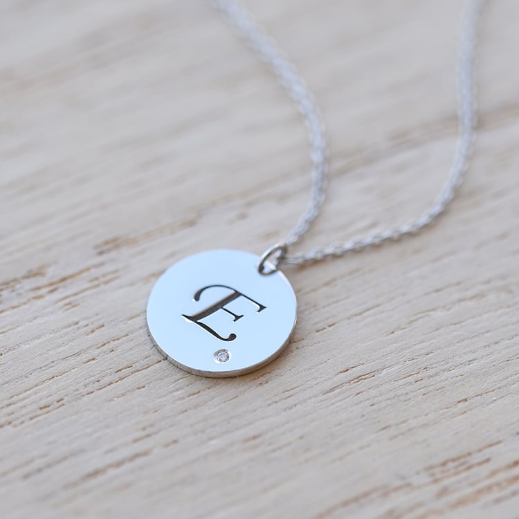 Platinový prívesok s gravírom písmena E 70470