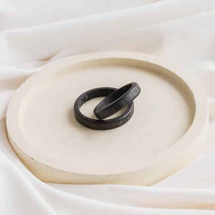Plochý karbónový snubný prsteň so skosenými hranami Versiss