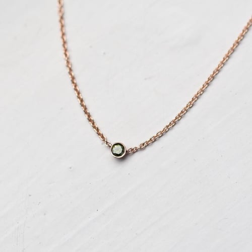 Strieborný minimalistický náhrdelník so zeleným diamantom Vieny
