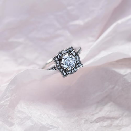 Extravagantný zásnubný diamantový prsteň v halo štýle Omega