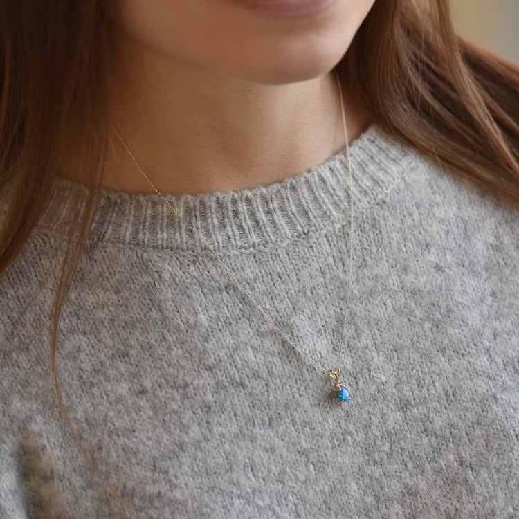 Zlatý prívesok s modrým pear opálom 110306