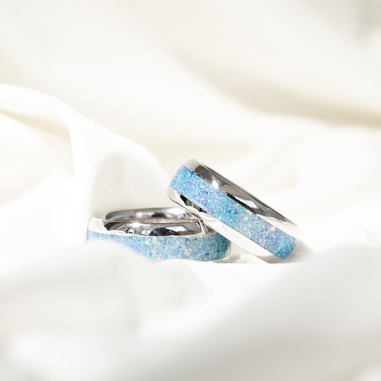 Zlaté svadobné obrúčky s modrou opálovou výplňou Adalyne 129818