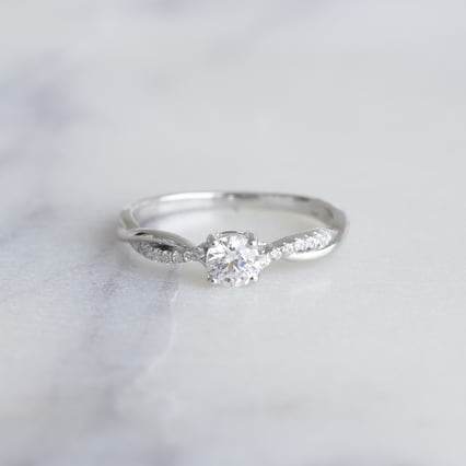 Zásnubný prepletaný prsteň s postrannými diamantmi Ljube