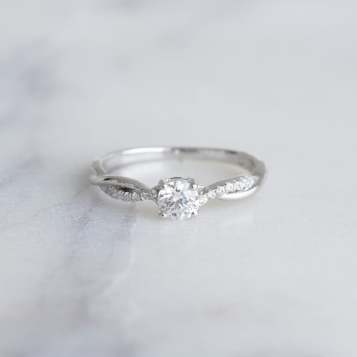 Zásnubný prepletaný prsteň s postrannými diamantmi Ljube
