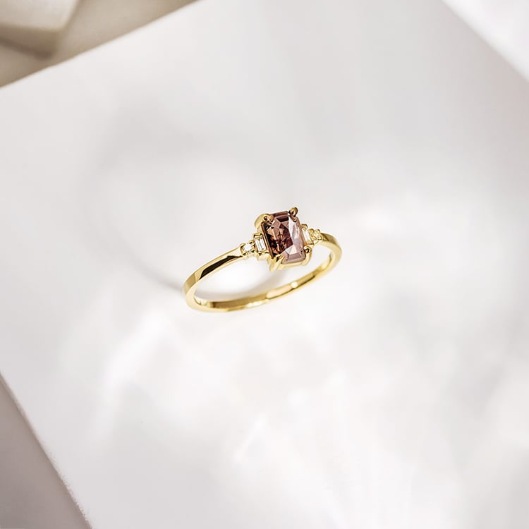 Prsteň so salt and pepper diamantom a postranními diamantmi Neo 153076