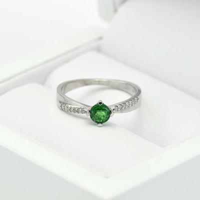 Zásnubný prsteň s tsavorit granátom