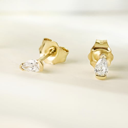 Minimalistické zlaté napichovacie náušnice s pear diamantmi Ronja