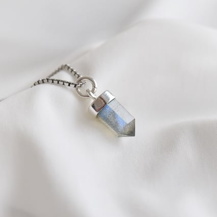 Strieborný prívesok s labradoritom Kezia