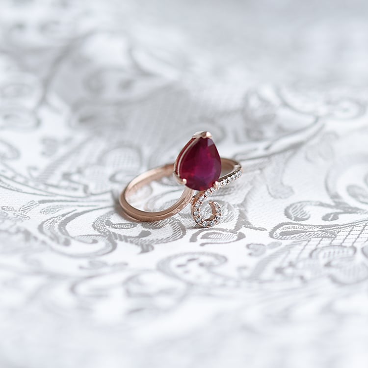 Zásnubný prsteň s rubínom a diamantmi 64384