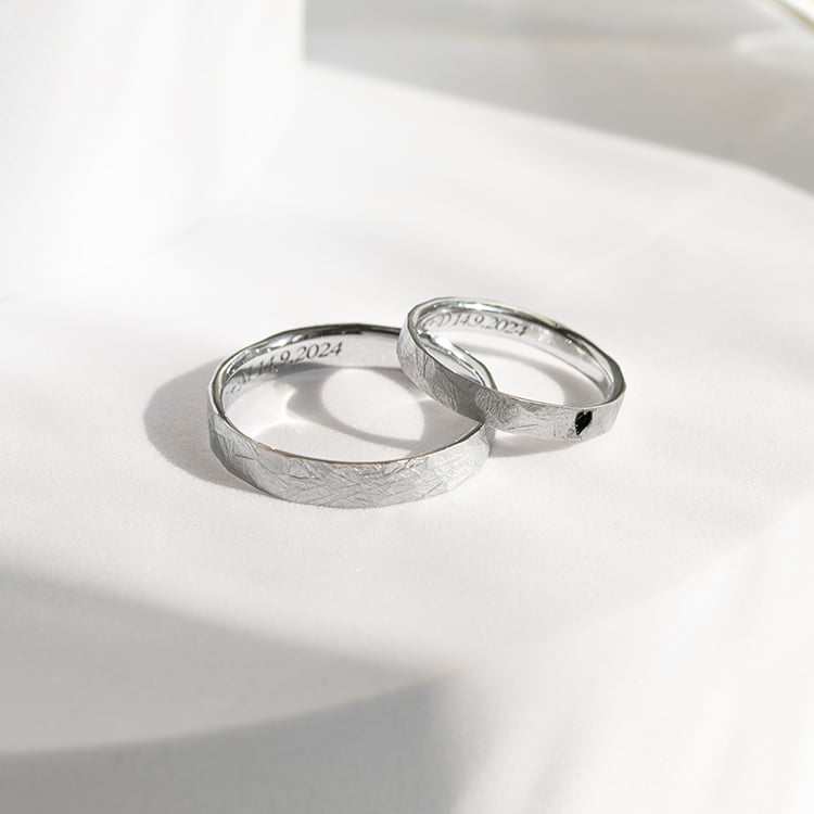 Platinové tepané svadobné obrúčky so škriabanym povrchom s enamelovým srdcom Vaiole 145541