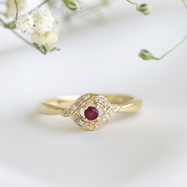 Zásnubný rubínový prsteň s postrannými diamantmi 78190