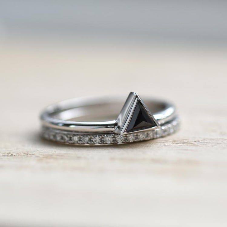 Zásnubný set prsteňov zo zlata s čiernym trojuholníkovým diamantom 30362