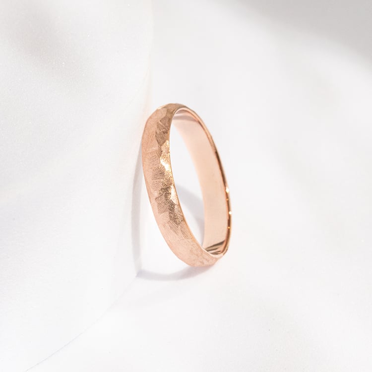 Matný tepaný pánsky prsteň z ružového zlata Zura 141773