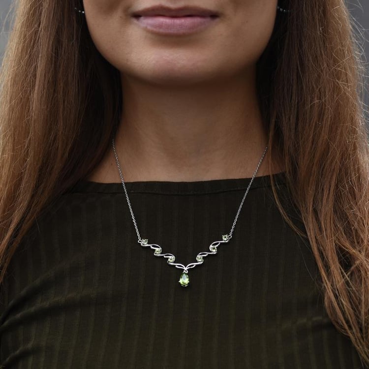 Náhrdelník zdobený olivínmi 49793