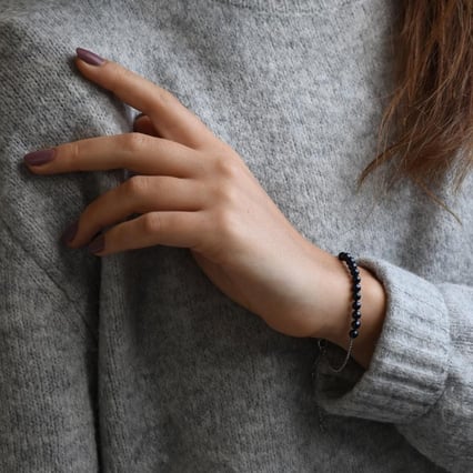 Strieborný náramok s čiernými perlami Cameo