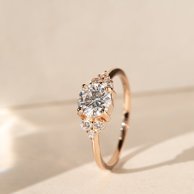 Zásnubný prsteň s moissanitom a lab-grown diamantmi Agathe 140108