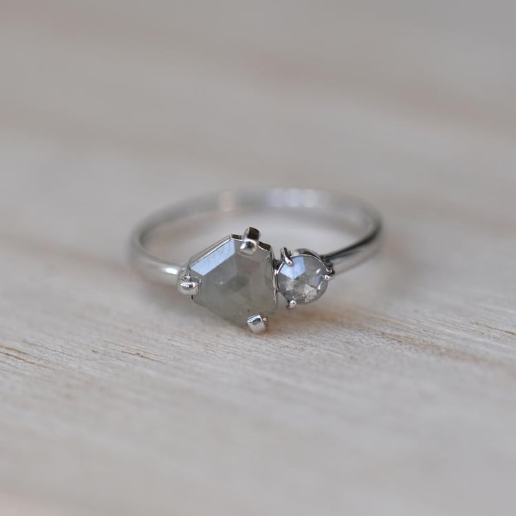 Netradičný zlatý prsteň s diamantmi 48996